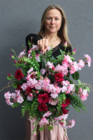 Trefiana, kwiatowa kompozycja w wiszącej, metalowej donicy