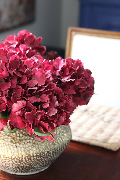 Eduardo Goldiena, kompozycja z bordowymi hortensjami, wys.29cm