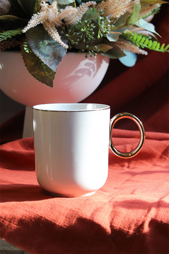 OD RĘKI Novelty, porcelanowy kubek ze złotym rantem, poj.350ml 