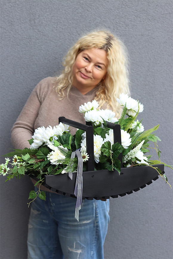 Wspomnienie Kolesso, dekoracja nagrobna w metalowym koszu