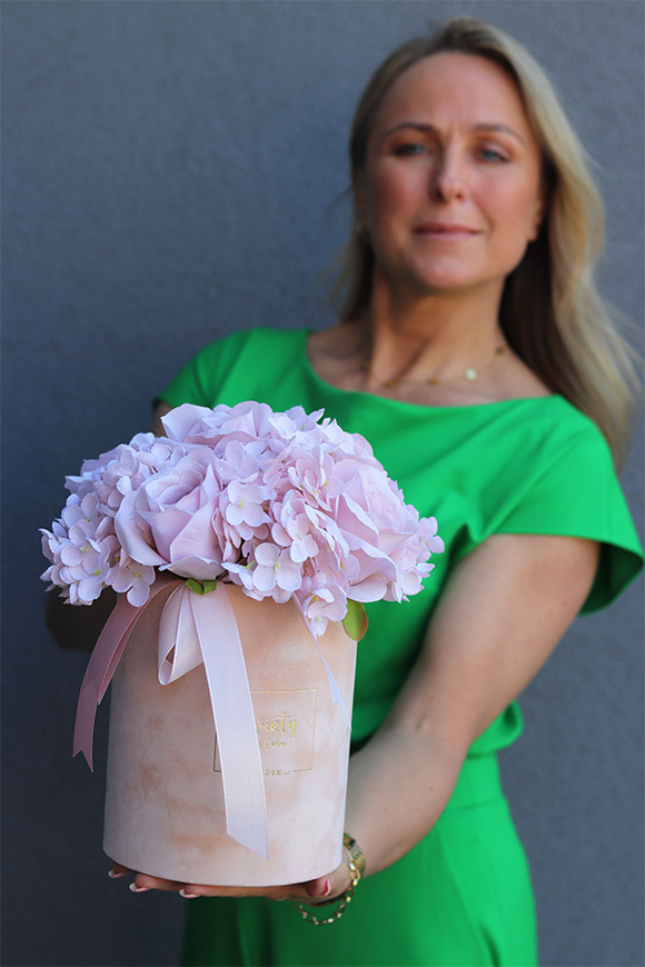 Velurana, różowy flowerbox z hortensjami i różami