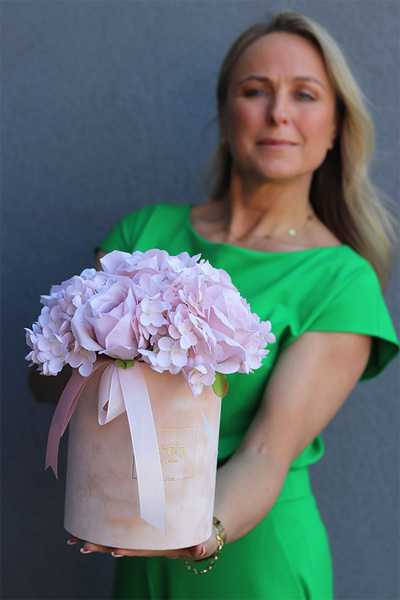 Velurana, różowy flowerbox z hortensjami i różami