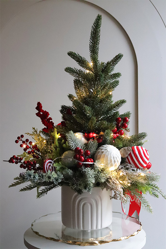 Red Landia, realistyczna choinka świąteczna z przybraniem