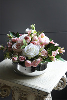 Pink Time Pompadour, kompozycja kwiatowa w naczyniu