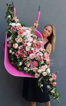 Barrow Pink, dekoracja kwiatowa na taczce 