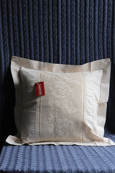 Village Cream, poszewka na poduszkę z koronką