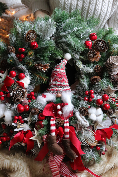 Mroźny Skrzat, gęsty zimowy wianek ze skrzatem