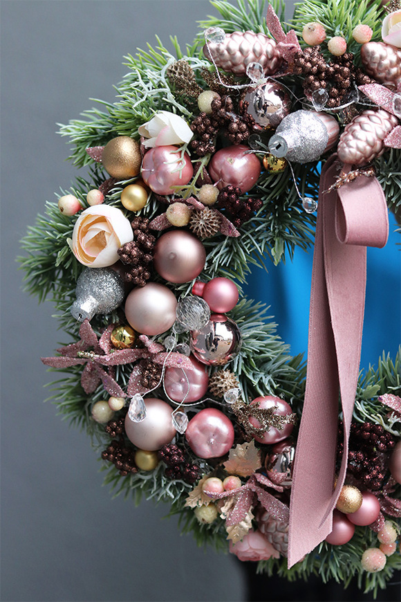 Różowa Poświata, świąteczny wianek z pudrową wstążką, śr.33cm