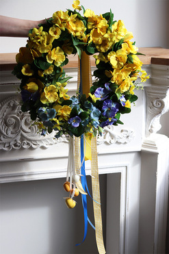 Wiosenne Bratki, wianek wielkanocny z zawieszkami, śr.45cm