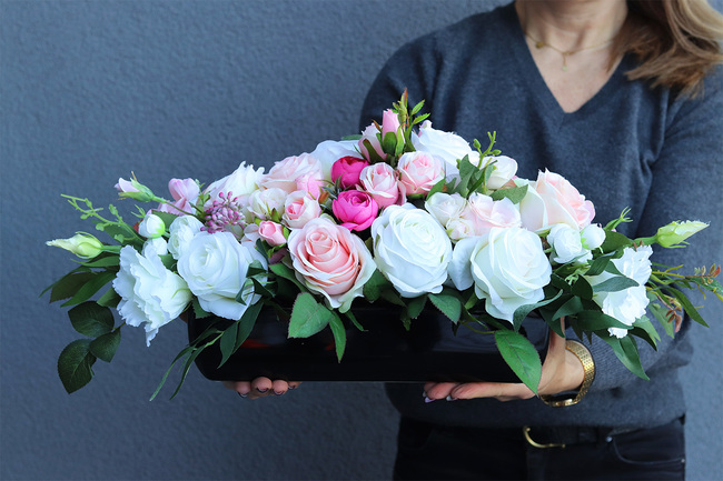 Carmen Black, kompozycja kwiatowa w podłużnej donicy, dł.55cm