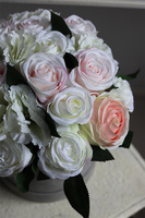 Celinasa Beure, szary welurowy flowerbox z jasnymi kwiatami