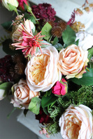 Miodowy Dom, kompozycja kwiatowa w łódce