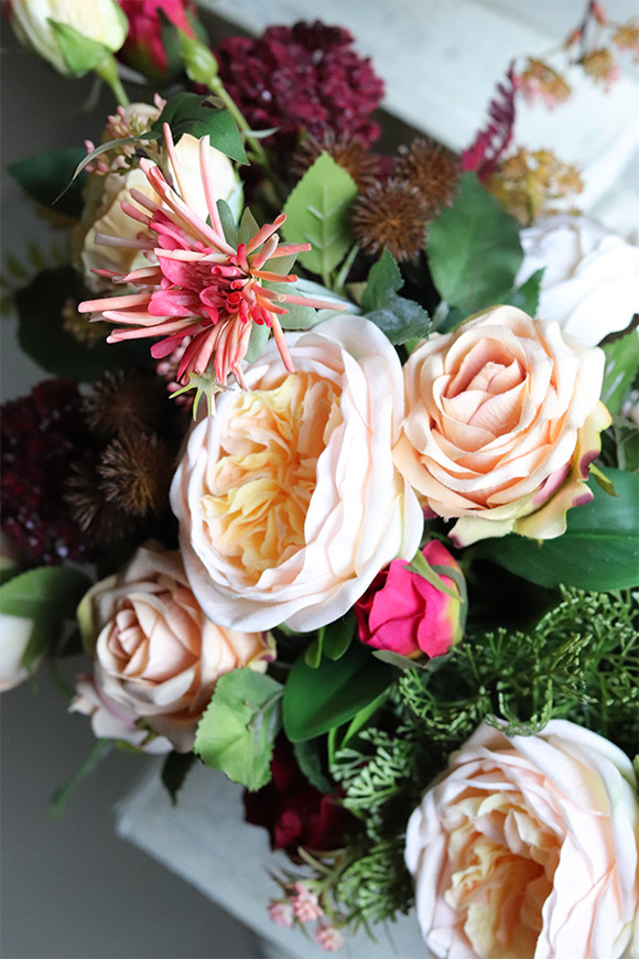 Miodowy Dom, kompozycja kwiatowa w łódce