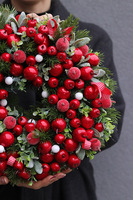 Red Berry Winter, świąteczny wianek z owocami
