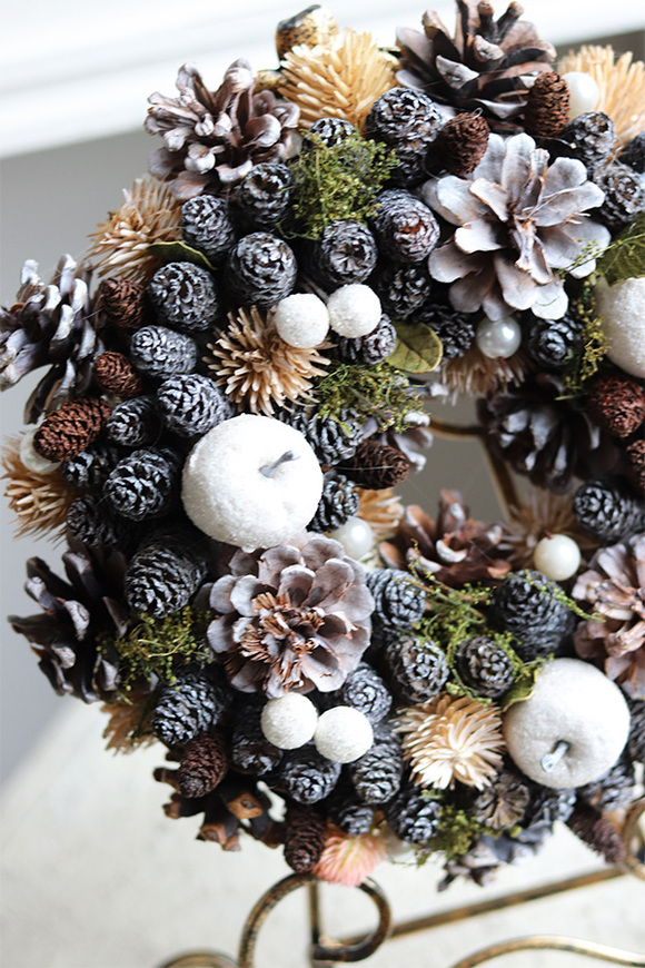 Leśne Skarby 2, dekoracyjny wianek z szyszek