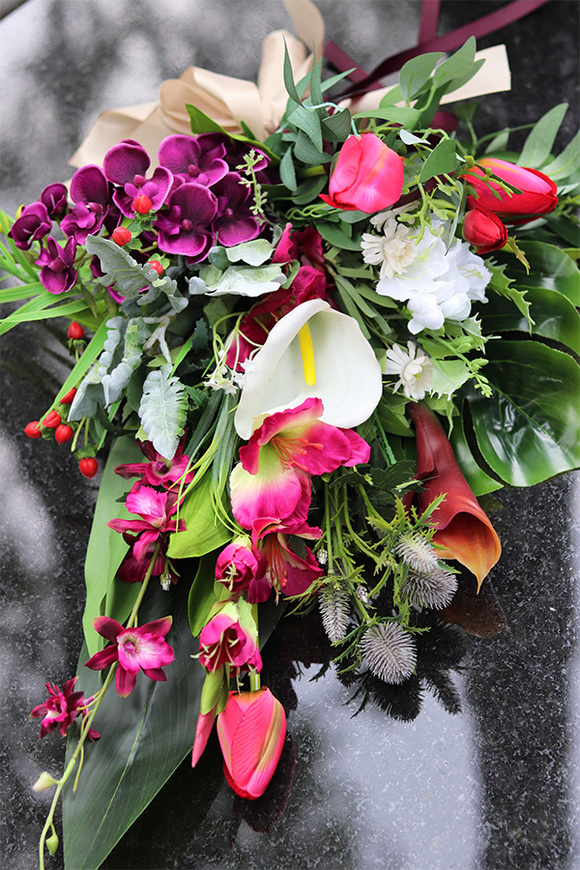 Leonida, bukiet nagrobny z kaliami i orchideą