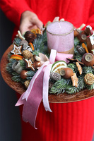 Gellia, stroik ze świecą na talerzu