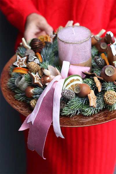 Gellia, stroik ze świecą na talerzu