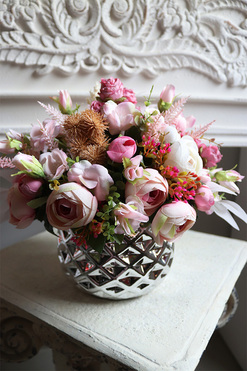 Beltresa, pastelowa kompozycja w srebrnym naczyniu, wym26x27cm