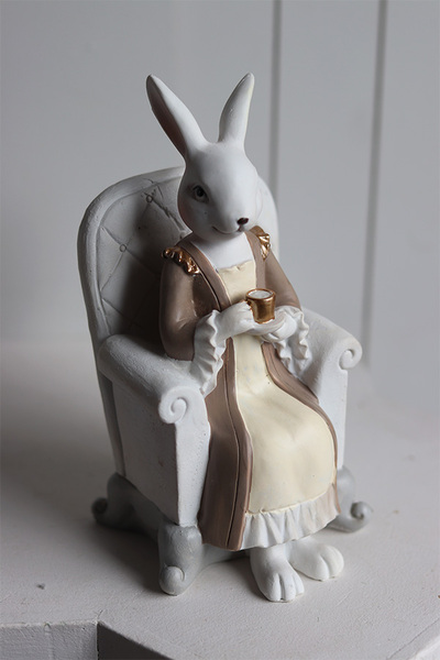 Bunny Cottage Beige, figurka wielkanocna zajączek