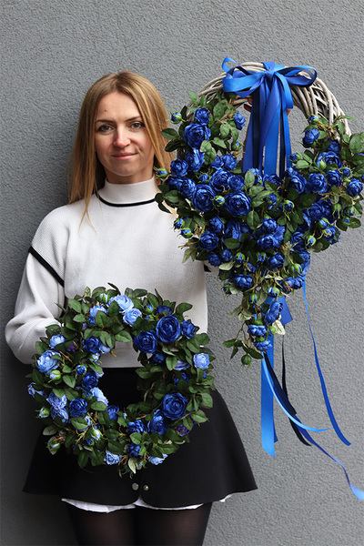 Blue Rose Garden, niebieski wianek kwiatowy z różami