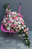 Barrow Pink, dekoracja kwiatowa na taczce 