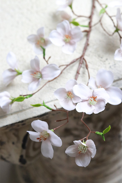 Wiśnia A, sztuczne kwiaty na gałązce, chłodna