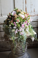 Manfredo Leto, kompozycja kwiatowa w białym naczyniu, wym.34x52cm 