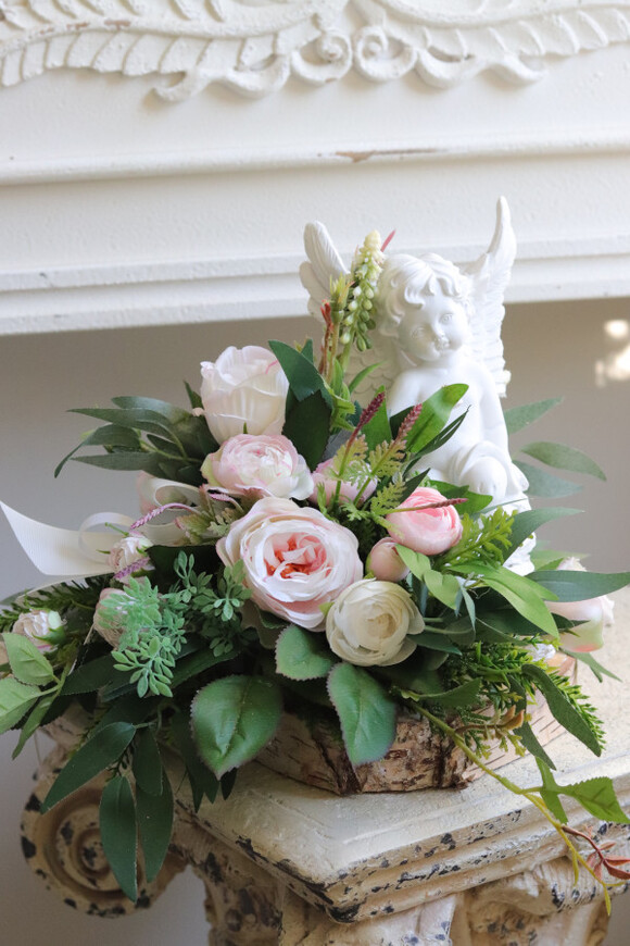 Anielski Róż, dekoracja nagrobna z betonowym aniołem