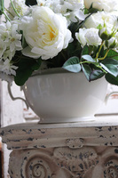 Florencja Vase, kompozycja kwiatowa w białym naczyniu, wym.41x76cm  