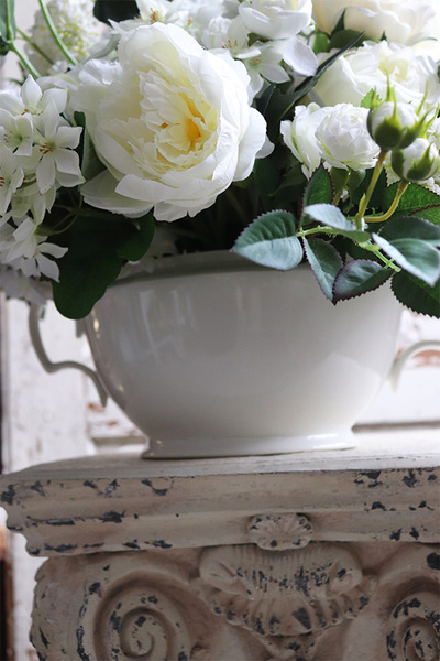 Florencja Vase, kompozycja kwiatowa w białym naczyniu, wym.41x76cm  