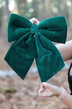 OD RĘKI Plushie Xmas, welurowa kokarda - pluszowa zawieszka,  zielona,wym.36x34cm