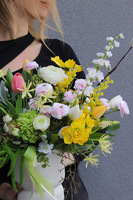 Amira Eclipse Pink, dekoracja kwiatowa na stół wielkanocny