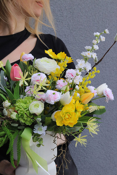 Amira Eclipse Pink, dekoracja kwiatowa na stół wielkanocny