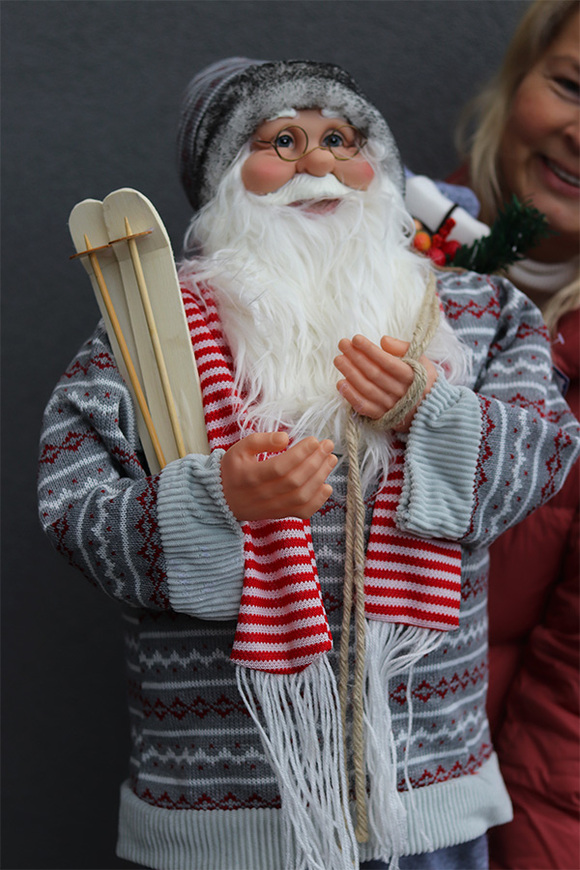 duża figurka / miękki stojący Mikołaj z nartami i szalikiem