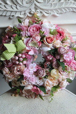 Pink Rose Fessa, kwiatowy wianek na drzwi, śr.33cm