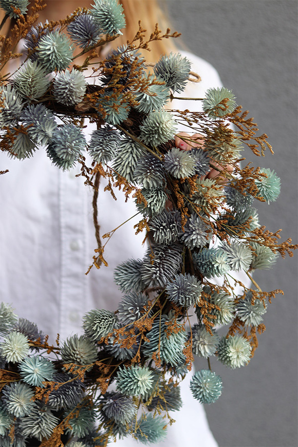 Osty Blue, dekoracyjny wianek z suszu