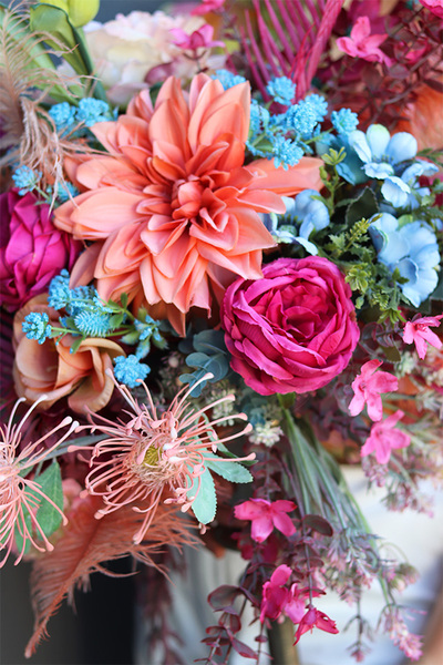 Bollywood, kompozycja kwiatowa w energetycznych kolorach