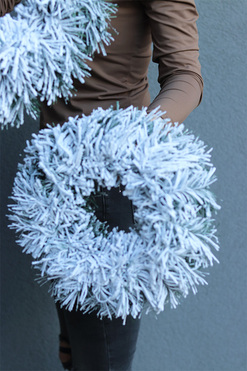 świąteczny ośnieżony wianek Mroźny, śr.33cm