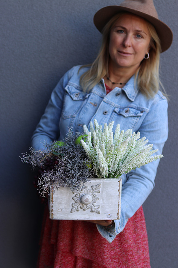 Jesienne Wrzosy, kompozycja kwiatowa w drewnianej skrzynce, wym.30x38x36cm