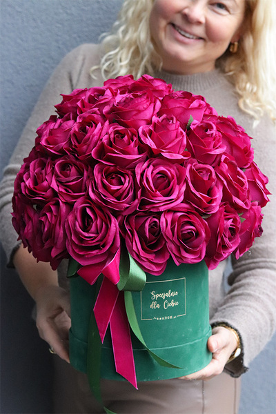 Jubileo Amarant 60 róż, różany flowerbox