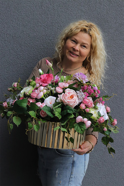 Pranella Lux, kompozycja kwiatowa w złotym naczyniu, wym.44x55cm