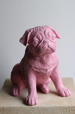 Dog in the Fog, figurka pies mops, różowy, wys.26cm 