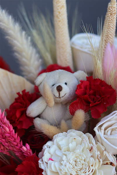 Miłosny Miś, flowerbox kwiatowy na walentynki