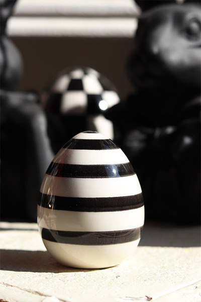 OD RĘKI Black Easter, jajko wielkanocne figurka, paski, wym.9x8cm