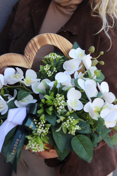 Heartwood Orchid, kompozycja nagrobna z orchideą serce