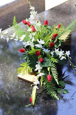 OD RĘKI Tulipany Woods, kompozycja nagrobna z tulipanami, wym.29x60cm