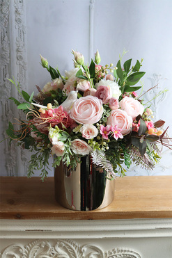 Figaro Silver 2, efektowna kompozycja kwiatowa w lustrzanym wazonie, wys.45cm 