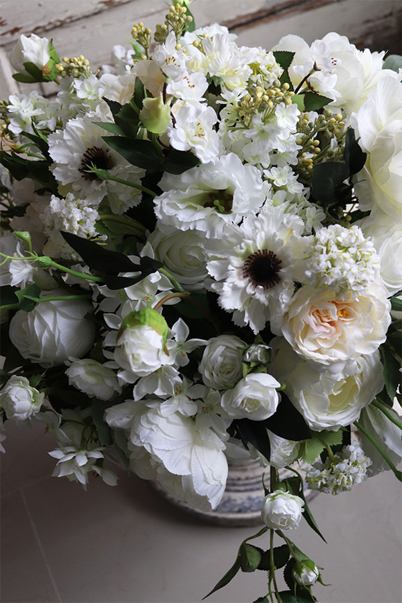 Florencja Vase, kompozycja kwiatowa w białym naczyniu, wym.41x76cm  