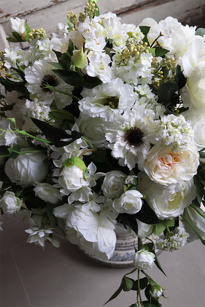 Florencja Vase, kompozycja kwiatowa w białym naczyniu, wym.41x76cm  